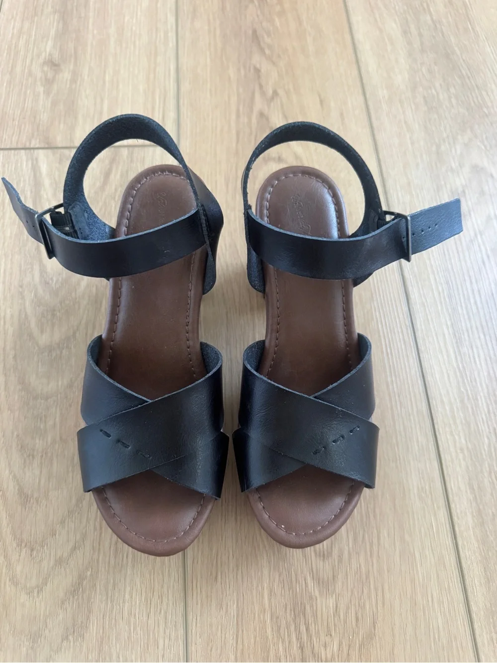 Universal Thread Black Leather Platform Sandals with Brown Wood-Look Heel